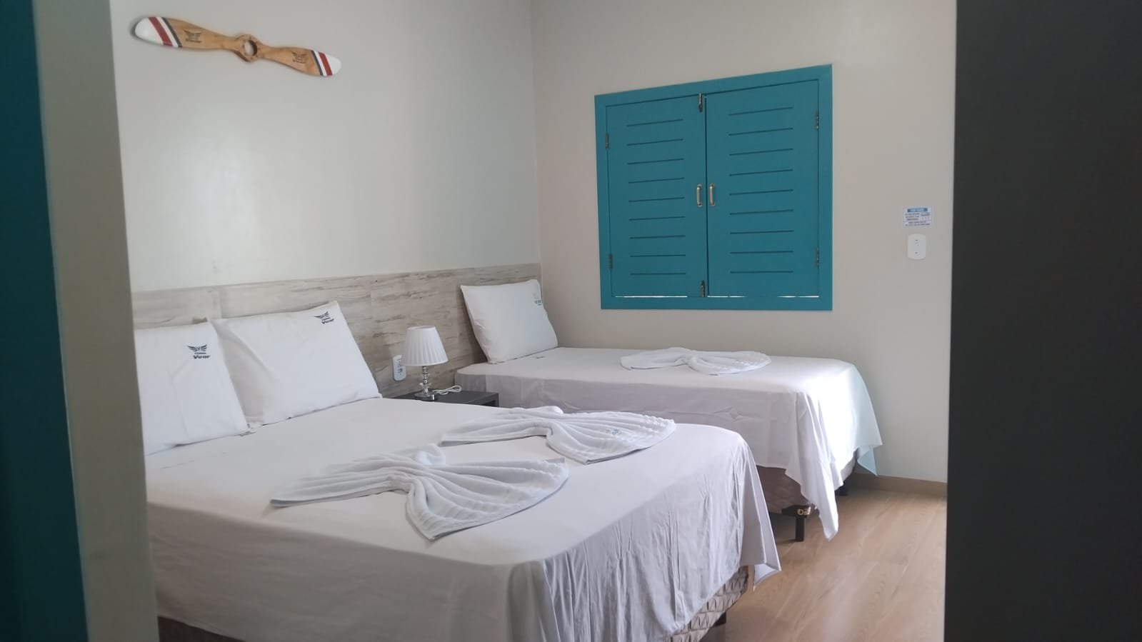 Foto de um quarto com duas camas